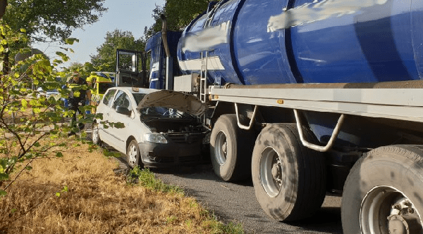 Auto botst op vrachtwagen in Grolloo