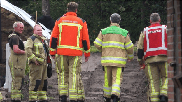 Gevaarlijke maiskuil gassen bij boerderij; brandweer doet metingen