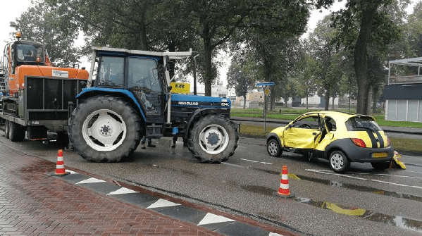 Tractor en auto hard met elkaar in botsing in Beilen