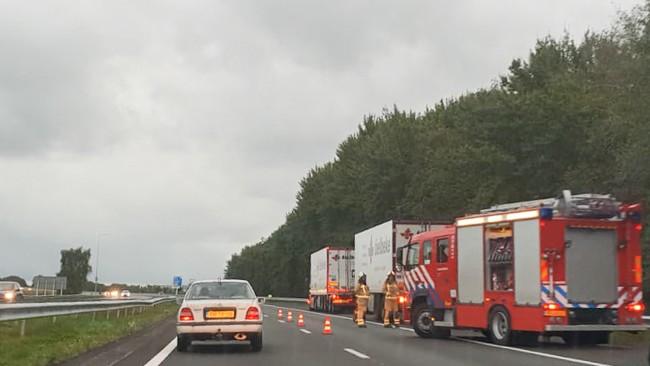 Vrachtwagen met rokende remmen strandt langs A28 bij Tynaarlo