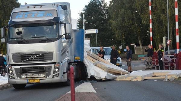 Vrachtwagen verliest lading; N374 uren lang afgesloten