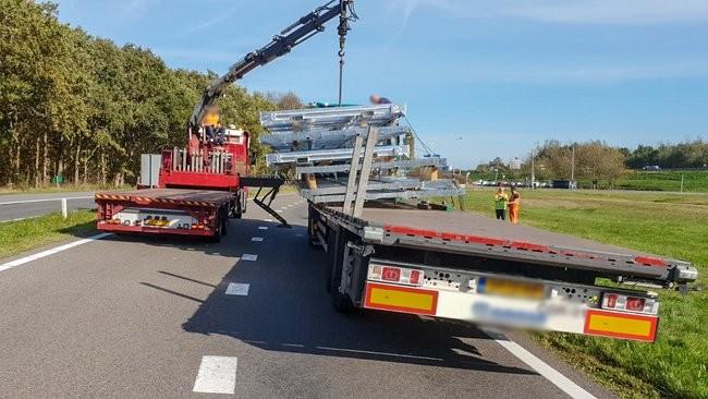 Afrit A28 Assen-Noord afgesloten door afgevallen lading