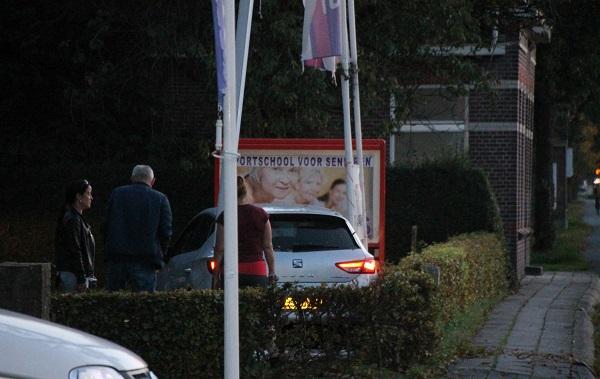 Bestuurder rijd auto de tuin in in Bovensmilde