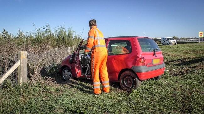 Auto raakt van de N33 bij Assen