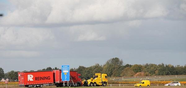 Bestuurder keert vrachtwagen op snelweg, zakt weg en blokkeert snelweg