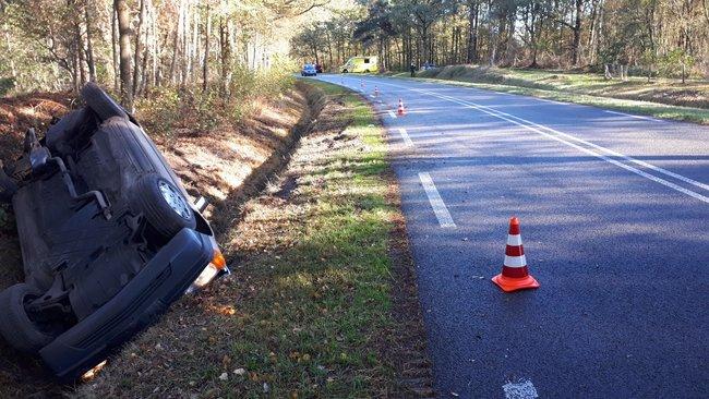 Auto op de kop in de sloot bij Nieuw-Balinge