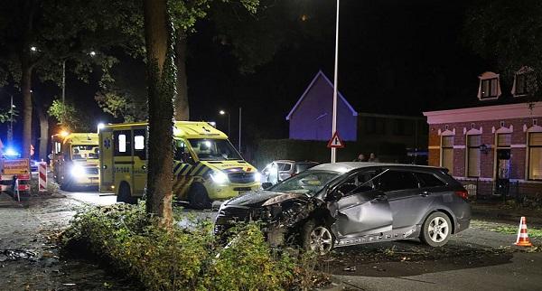 Auto botst tegen boom; 3 gewonden