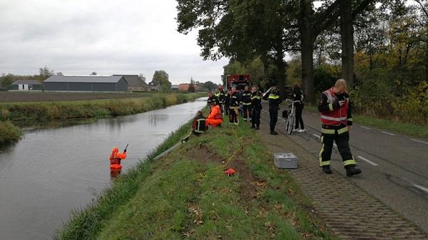 Hulpdiensten massaal opzoek naar auto in het water