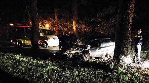 Auto met 3 personen tegen boom; 1 gewonde naar ziekenhuis