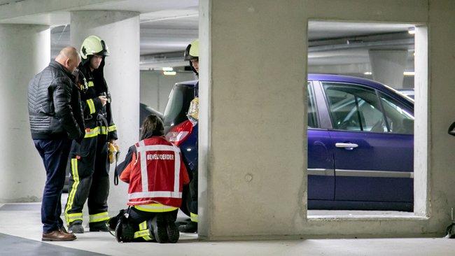 Auto lekt brandstof in parkeergarage Assen