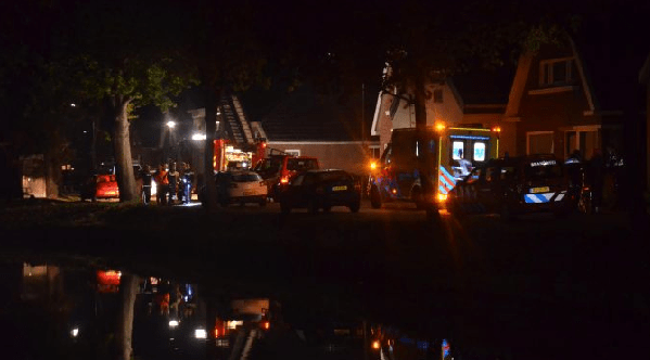 Persoon te water langs de Schoolstraat in Musselkanaal