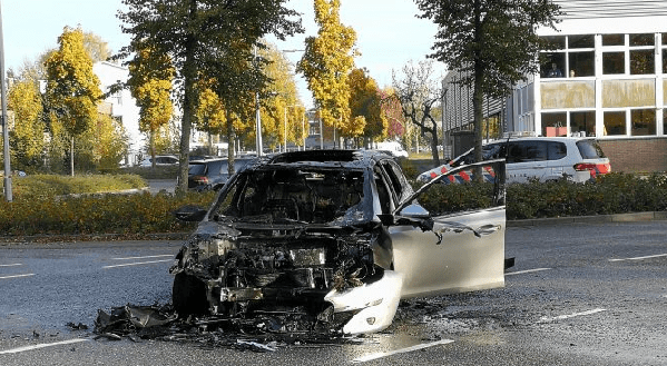 Auto vliegt in brand na ongeval op kruising (video)