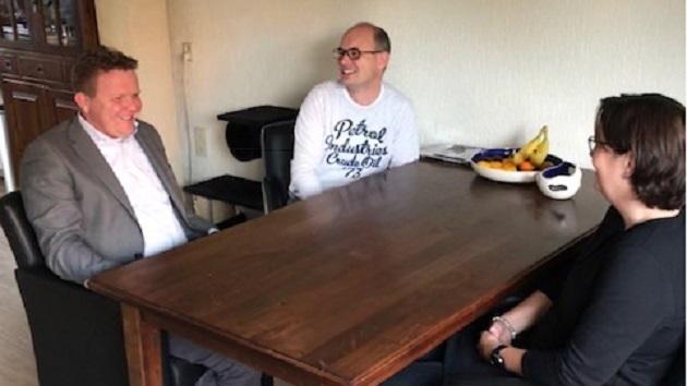 Wethouder bezoekt pleeggezin in Emmen tijdens Week van de Pleegzorg