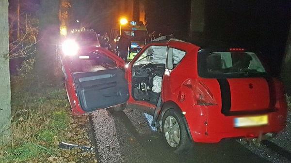 Auto frontaal tegen boom in Assen; bestuurder gewond