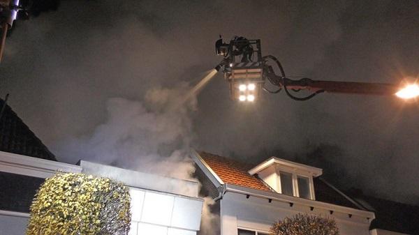 Grote brand verwoest pizzeria; 7 mensen geÃ«vacueerd (video)