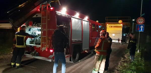 Vrachtwagentje ramt viaduct; trein verkeer ligt uren stil