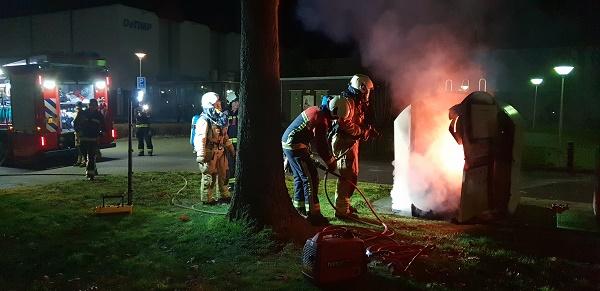 Kledingcontainer in brand gestoken in Assen