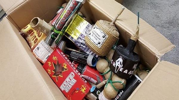 Vloggen met illegaal vuurwerk; Politie valt woning binnen