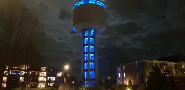 Watertoren in Assen in verschillende kleuren voor feestdagen