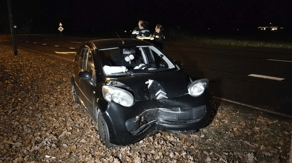 Auto botst hard tegen boom; bestuurder gewond