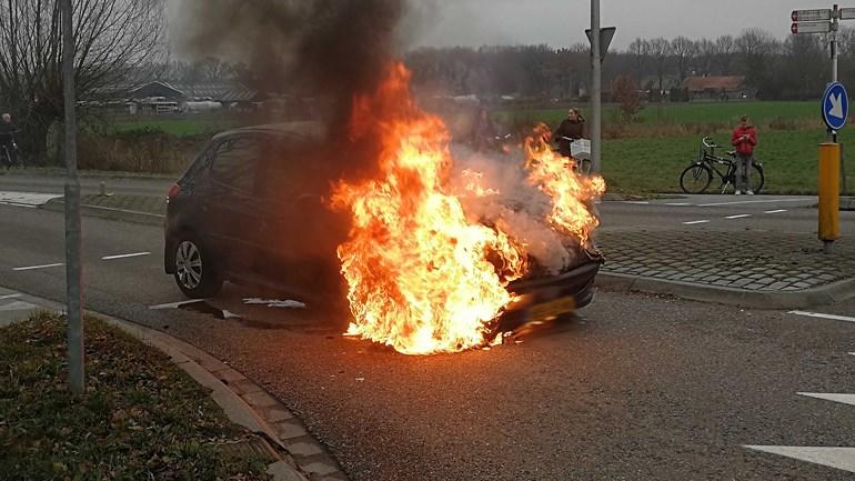 Auto vliegt tijdens het rijden in brand in Hoogeveen