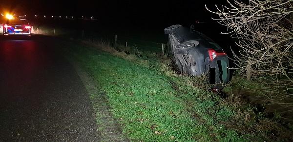 Auto vliegt uit de bocht en beland in de sloot; Bestuurder gewond