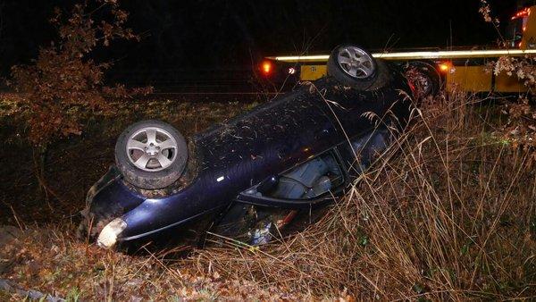 Auto op A28 richting Assen op de kop in de sloot (Video)