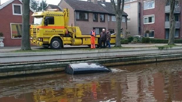 Auto raakt te water (Video)