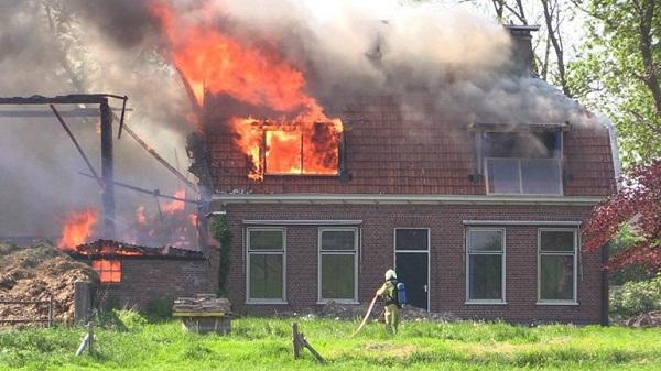 Uitslaande brand legt boerderij in Leutingewolde in de as