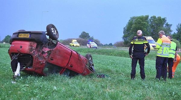 Auto over de kop langs A28 Fluitenberg