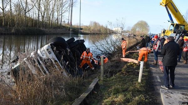 Vrachtwagen uit Drenthe raakt te water in het Hoendiep in Groningen