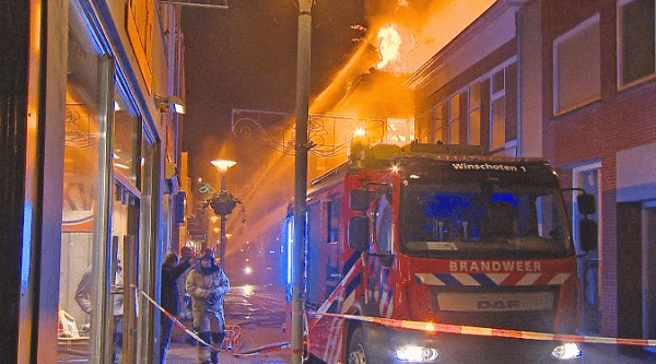 Grote brand in winkelcentrum legt 2 panden in de as (video)