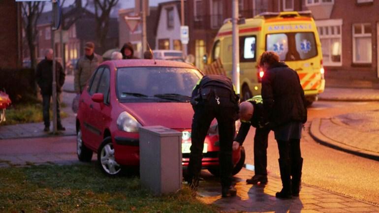 Auto en fietser botsen; Fietser gewond naar ziekenhuis