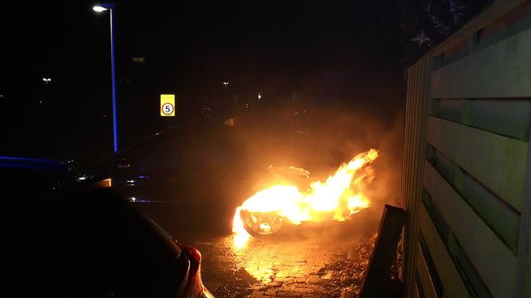 Politie doet onderzoek na uitbranden taxi