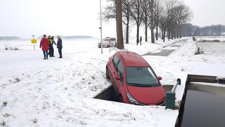 Auto belandt in wateroverstort (Video)