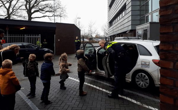 Kinderen krijgen kijkje in politieauto op bureau