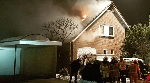 Bewoners horen knal waarna woning compleet uitbrand