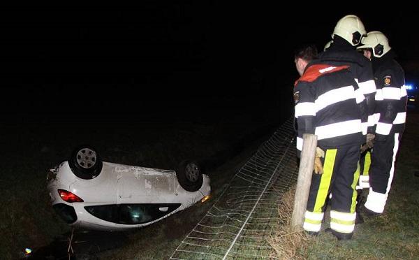 Auto vliegt over de kop door glad wegdek