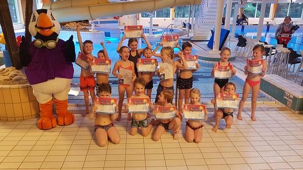 55 kinderen halen hun zwemdiploma in Norg