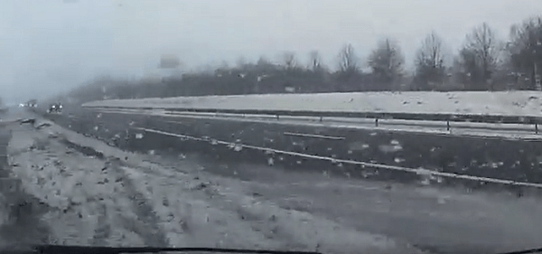 Ongeval tijdens ijzel op snelweg vast gelegd op dashcam (video)