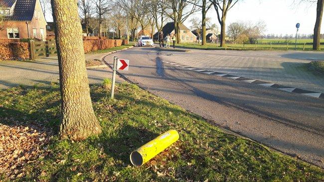 Bedrijfsauto ramt verkeerspaaltje (Video)