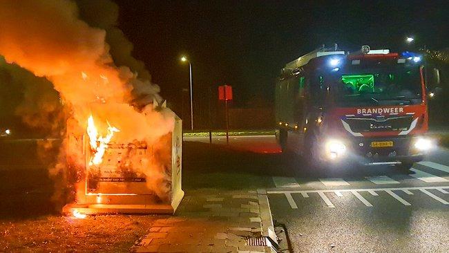 Kledingcontainer in brand gestoken in Assen