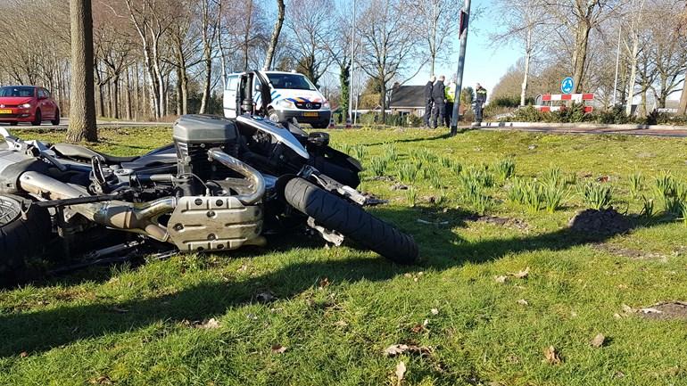 Motorrijder met helikopter naar ziekenhuis na harde val op rotonde