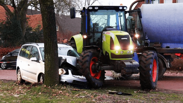 Ernstig gewonde na ongeval tussen auto en tractor (video)