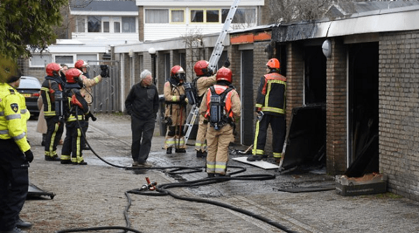 Woningen ontruimt bij brand in garageboxen