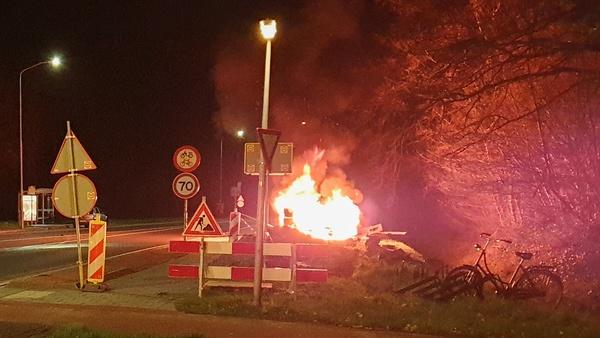 Auto brand volledig uit in Assen