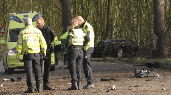 Auto botst tegen 4 bomen; 3 zwaar gewonden (video)