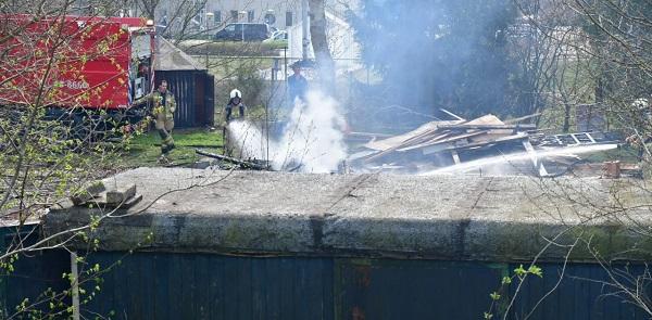 Brand in stapel hout laat brandweer massaal uitrukken