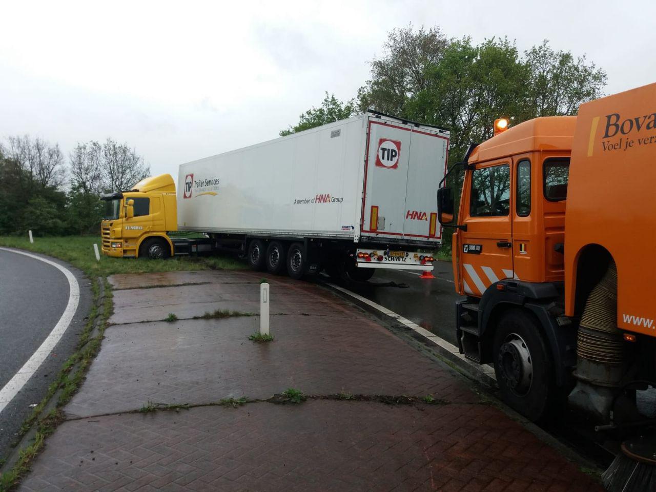 Vrachtwagen glijdt van de A28 af