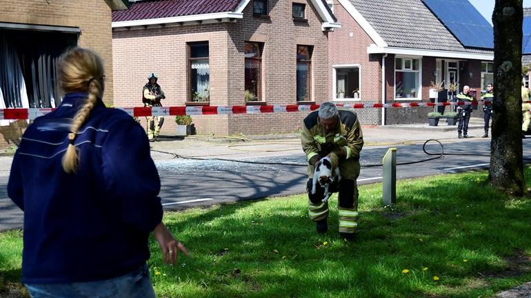 Brandweer redt kat na brand en explosie in woning